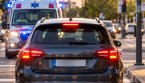 Feu rouge : peut-on avancer pour laisser passer une ambulance ?
