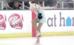 Une patineuse artistique de 90 ans captive les coeurs par sa performance
