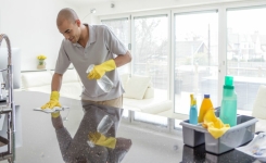Une étude suggère que les hommes qui font le ménage sont plus heureux