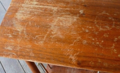 L'Astuce incroyable pour faire disparaître les rayures sur un meuble en bois
