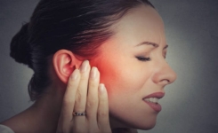  Voici comment mettre fin aux maux d’oreilles et aux otites naturellement!   