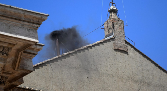  la fumée noire qui s'élève du Vatican 