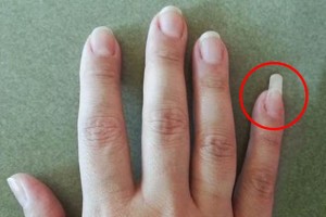 laisser pousser l’ongle du petit doigt 