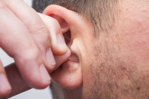 Poils aux oreilles : méthodes naturelles pour les éliminer en douceur