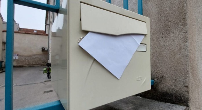 Feuille blanche dans la boîte aux lettres