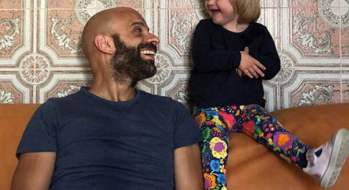 Un homme adopte une petite fille trisomique
