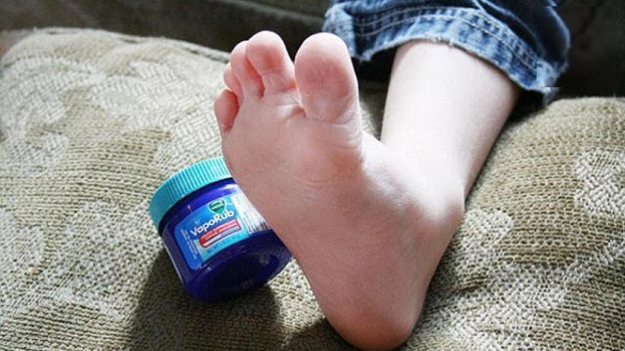Elle a appliqué du VicksVaporub sur ses pieds avant de dormir…Le résultat Elle a appliqué du VicksVaporub sur ses pieds avant de dormir…Le résultat