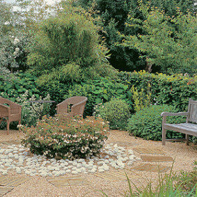 Dissimuler la clôture d'un jardin<br />F. Marre - Rustica - Le Bois Pinard Dissimuler la clôture d'un jardin<br />F. Marre - Rustica - Le Bois Pinard