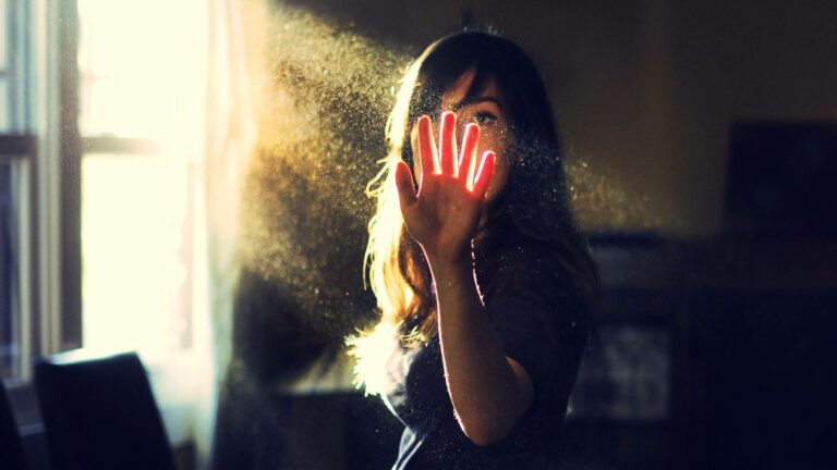 J’aime les gens qui savent se transformer en soleil quand la vie est nuageuse : «les personnes soleil»