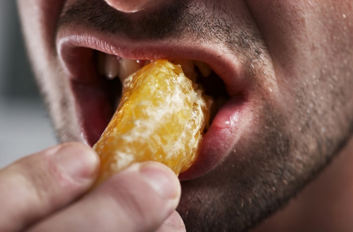 Quand j’entends un son de mastication, cela me rend folle de rage !!! Une revue scientifique en révèle la raison …
