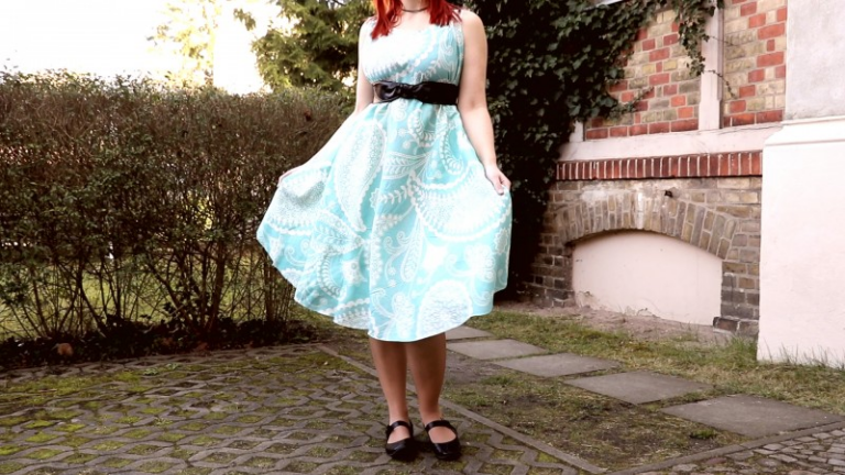 Comment créer une robe d’été en quelques minutes – sans aucune couture !
