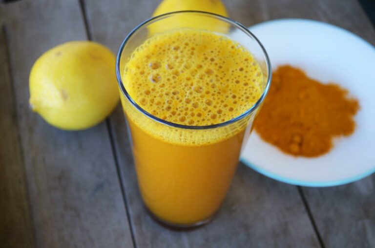 Pourquoi il faut boire de l’eau tiède citronnée avec du curcuma tous les matins