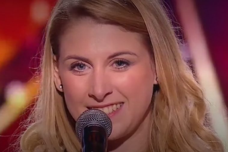 La jeune femme décide de chanter un texte cru et bourré d’humour qui fait exploser de rire toute la salle