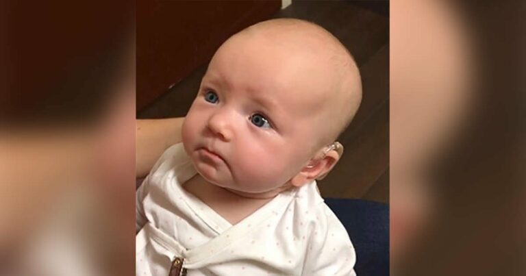 Un bébé sourd entend sa maman pour la première fois !