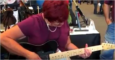 La grand-mère ne sait pas qu’elle est filmée pendant qu’elle joue de la guitare et se lâche totalement