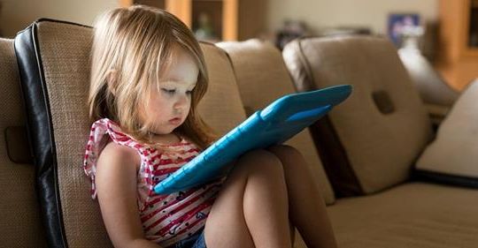 « Pas d’écran du tout avant trois ans » : l’appel d’un neuropsychiatre pour protéger les enfants