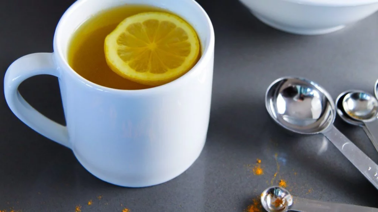 Eau chaude citronnée & curcuma – Boisson de guérison puissante et élixir parfait