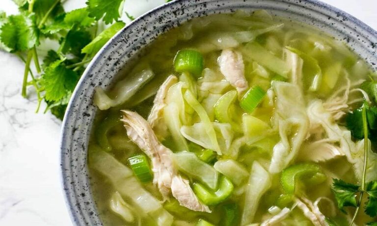 Soupe au chou maison : une recette facile pour manger plus léger