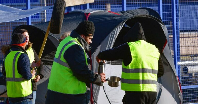 Ils distribuent de la soupe et du café remplis de laxatif aux « gilets jaunes »