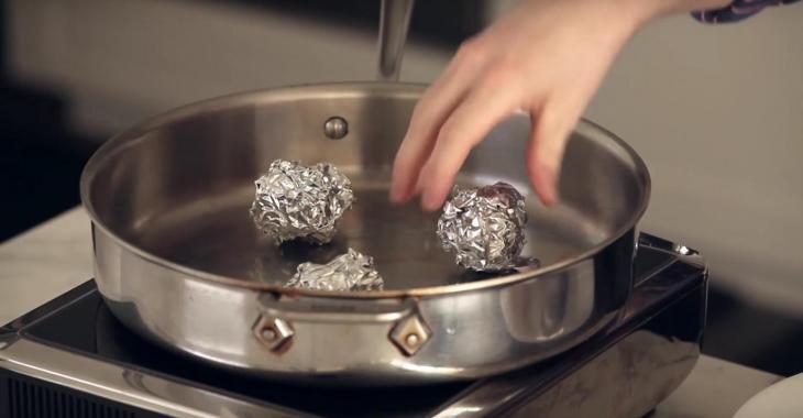 Des boules de papier aluminium dans une poêle, mais pourquoi?