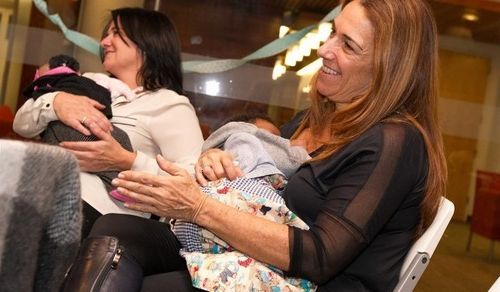 On recherche des « faiseurs de câlins » pour bébés abandonnés