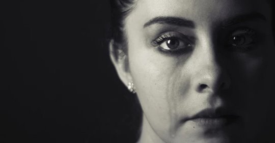 Dépression « souriante » : quand on porte le masque du bonheur pour cacher une douleur profonde