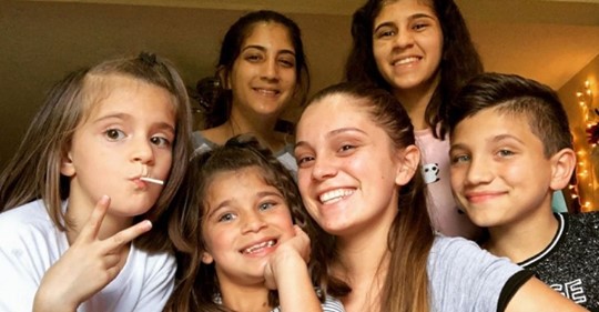 Cette jeune fille a élevé ses 5 frères toute seule après que ses deux parents sont morts
