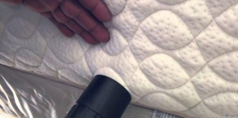 Comment Rafraîchir et Nettoyer un Matelas Taché et Poussiéreux ?
