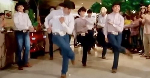 Les danseurs réalisent un spectacle de « cow-boy dansant » émouvant