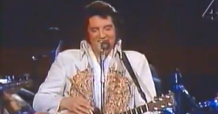 Elvis Presley interprète sa dernière chanson « For All Time » lors du concert de 1977