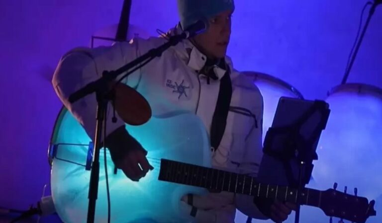 Un orchestre joue avec des instruments faits de glace sous des températures au-dessous de zéro.