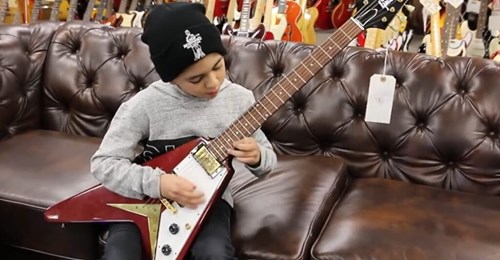 À 9 ans, il s’assied dans un magasin, essaye une guitare et fait le buzz (Vidéo)