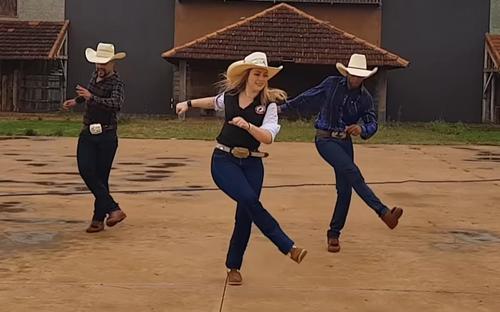 Ce trio offre une danse country éblouissante sur la chanson «Redneck Woman».
