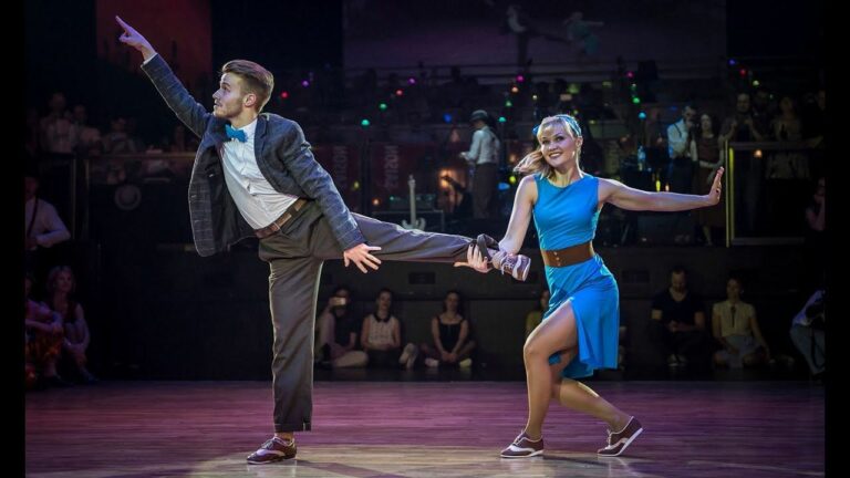 Ils dansent le Swing sur la chanson de Frank Sinatra « Fly Me To The Moon ». Ils sont hallucinants !