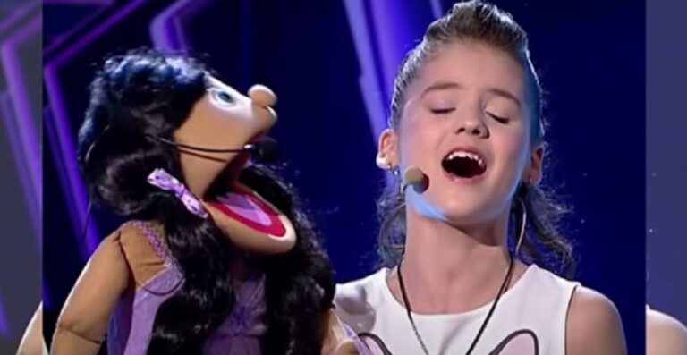 Ana-Maria, 11 ans, explique que la poupée veut chanter – et le jury découvre un duo fantastique