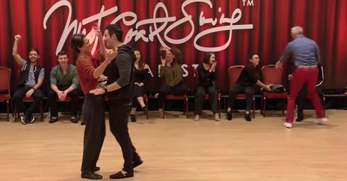 Un duo casse la baraque avec leur chorégraphie de swing improvisée sur la « Mararena »