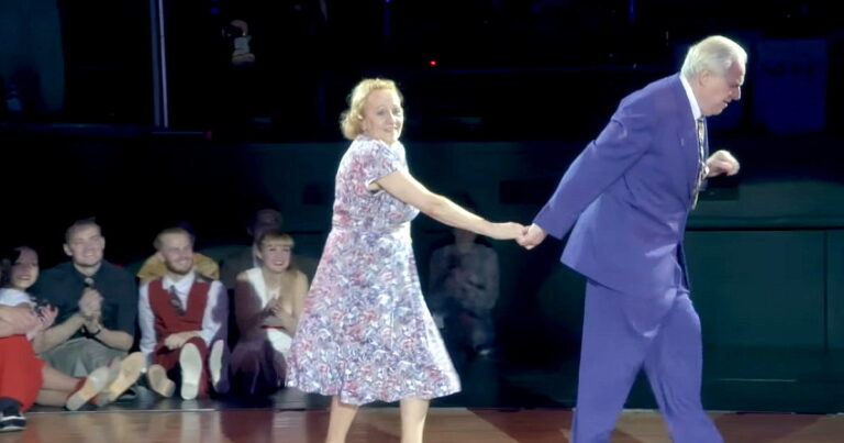 Un couple de danseurs experts en Boogie-Woogie revisite la magie des années 1940 et 1950 avec une chorégraphie sensationnelle !