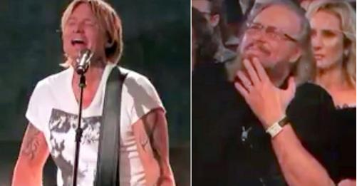 Keith Urban interprète ‘To Love Somebody’ pour rendre hommage à la musique des Bee Gees
