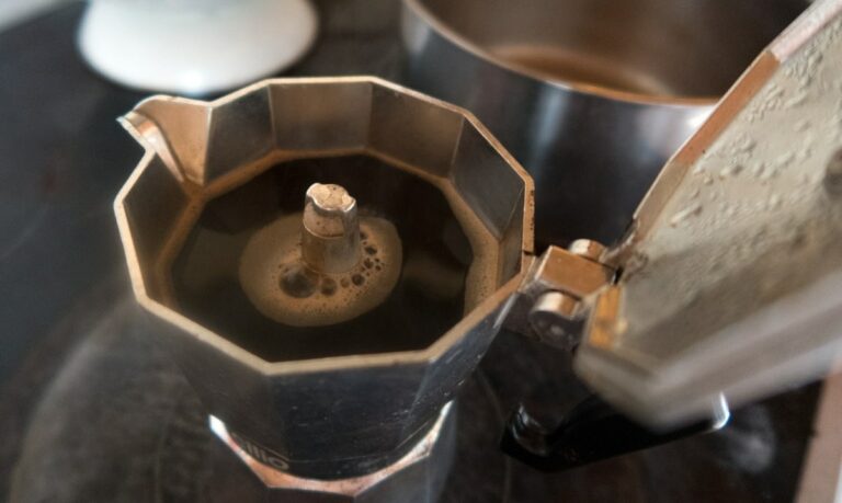 Comment nettoyer en profondeur la cafetière italienne ?