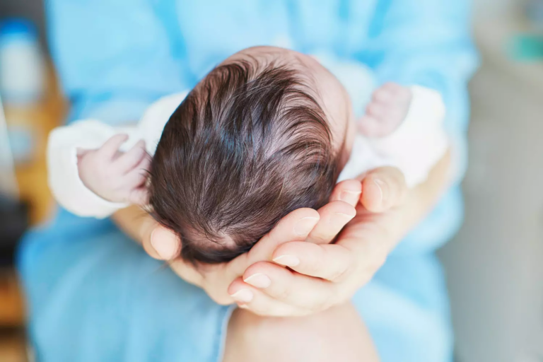 Pourquoi trouve-t-on que le bébé est « moche » à la naissance ?