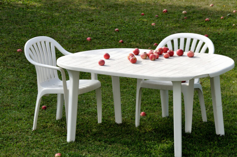 Chaises blanches jaunies ? L’astuce pour les blanchir et leur donner un aspect comme neuf