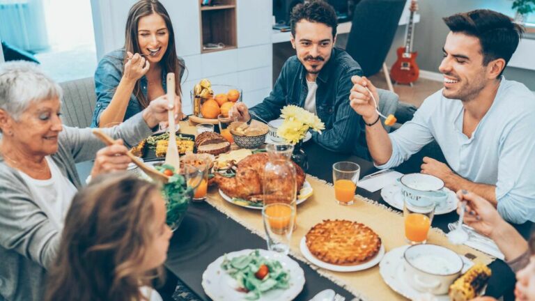 Elle n’est jamais invitée aux repas de famille de son mari : pour se venger, elle se présente « par surprise » au restaurant