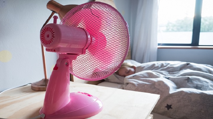 Est-ce que dormir avec le « ventilateur » tourne vraiment mal ? Un expert vous présente 4 effets sur votre santé