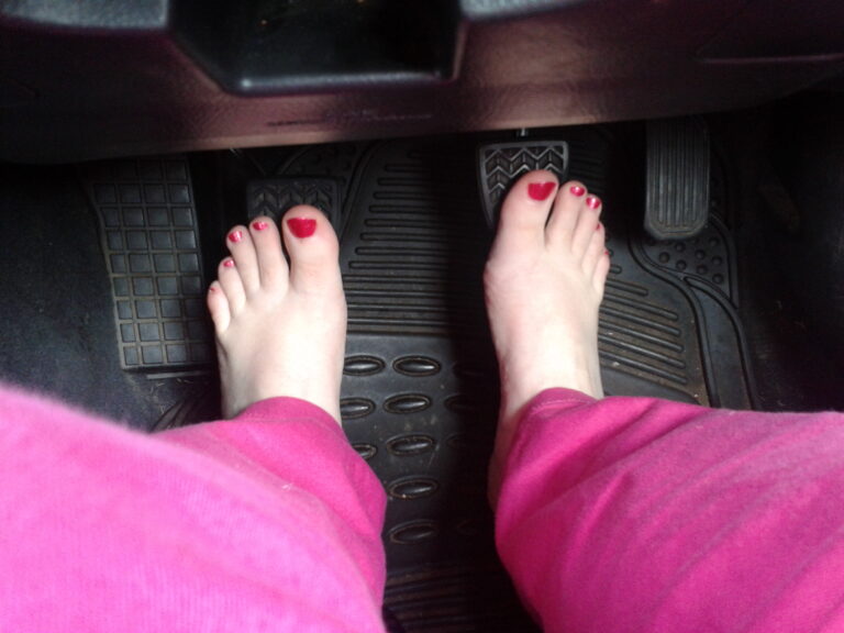En voiture, a-t-on le droit de conduire pieds nus ?