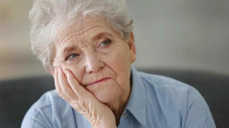 La souffrance silencieuse des seniors « abandonnés » dans les maisons de retraite