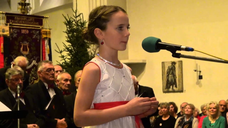 Une fille de 11 ans chante une interprétation angélique de « Minuit, chrétiens » et coupe le souffle de la foule