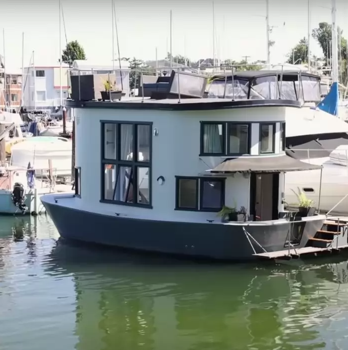Manifique transformation : Un couple passe 18 mois à rénover une petite maison flottante !