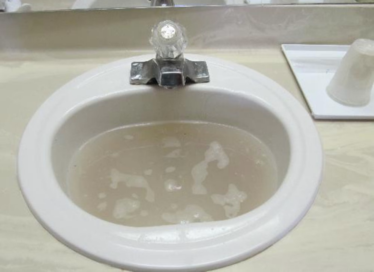 5 astuces de grand-mère pour déboucher un évier