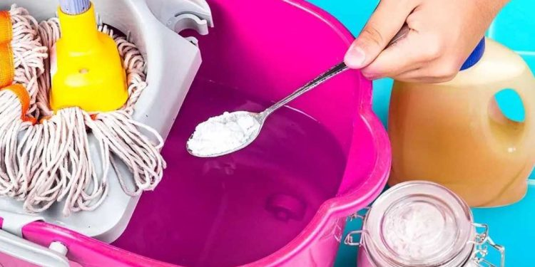 Pourquoi faut-il ajouter du sel à l’eau de lavage du sol ? L’astuce des ménagères des experts