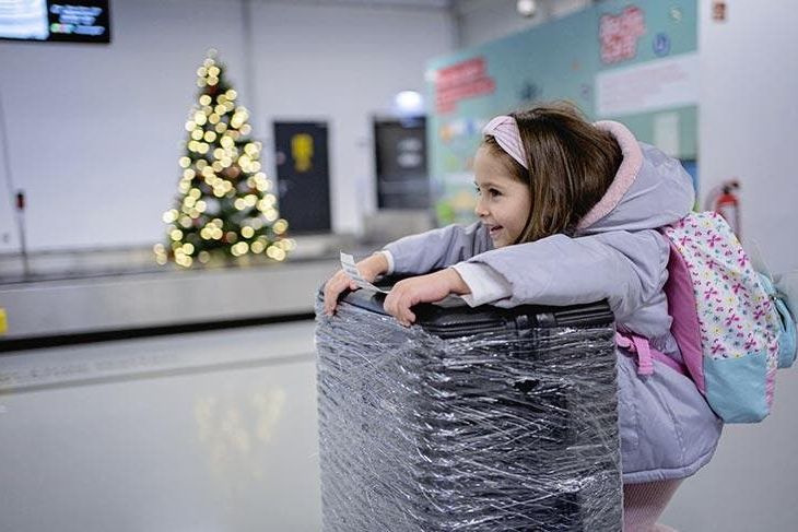 Pourquoi les gens emballent leur valise dans du film plastique à l’aéroport ?